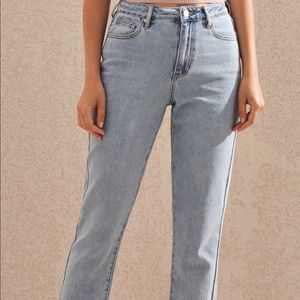 LIGHT BLUE MOM JEANS